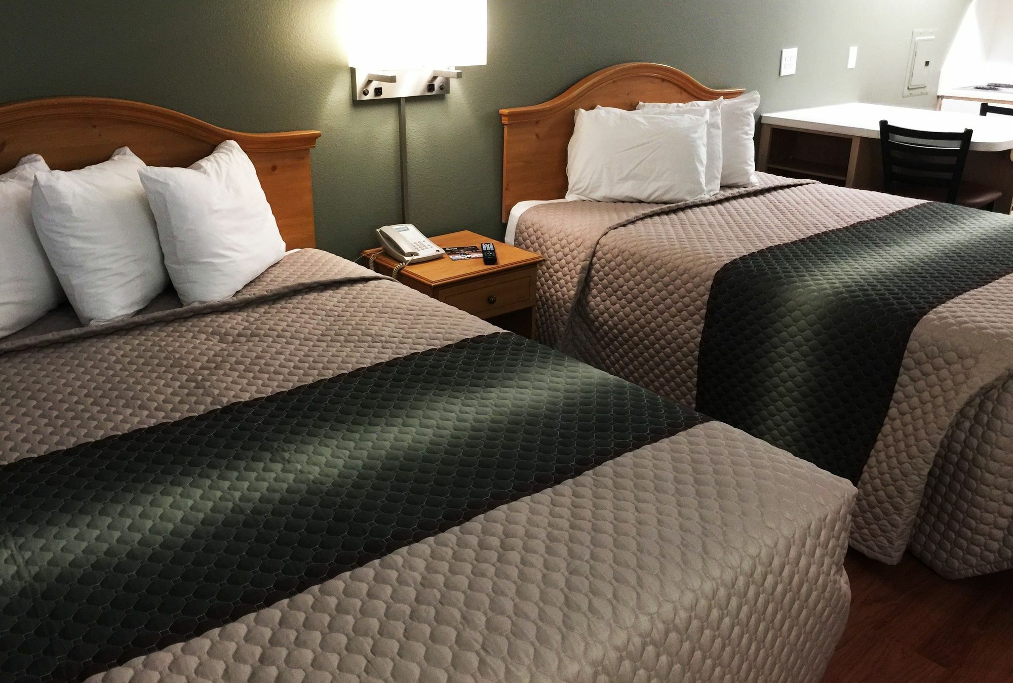 Hometowne By Red Roof - Northwest Motel 2*