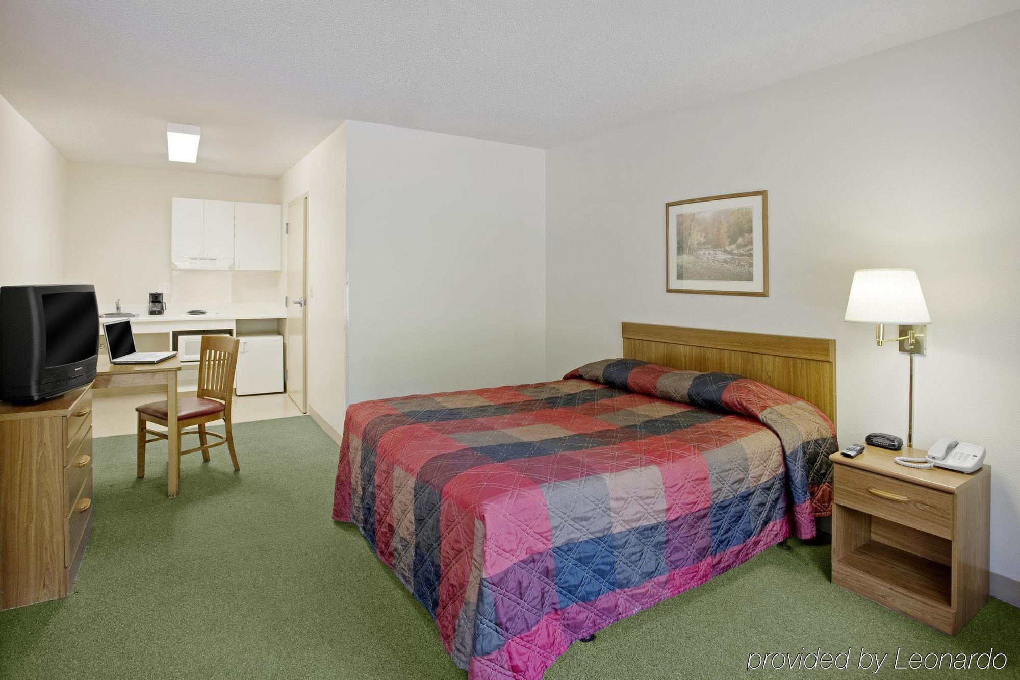Hometowne By Red Roof - Northwest Motel