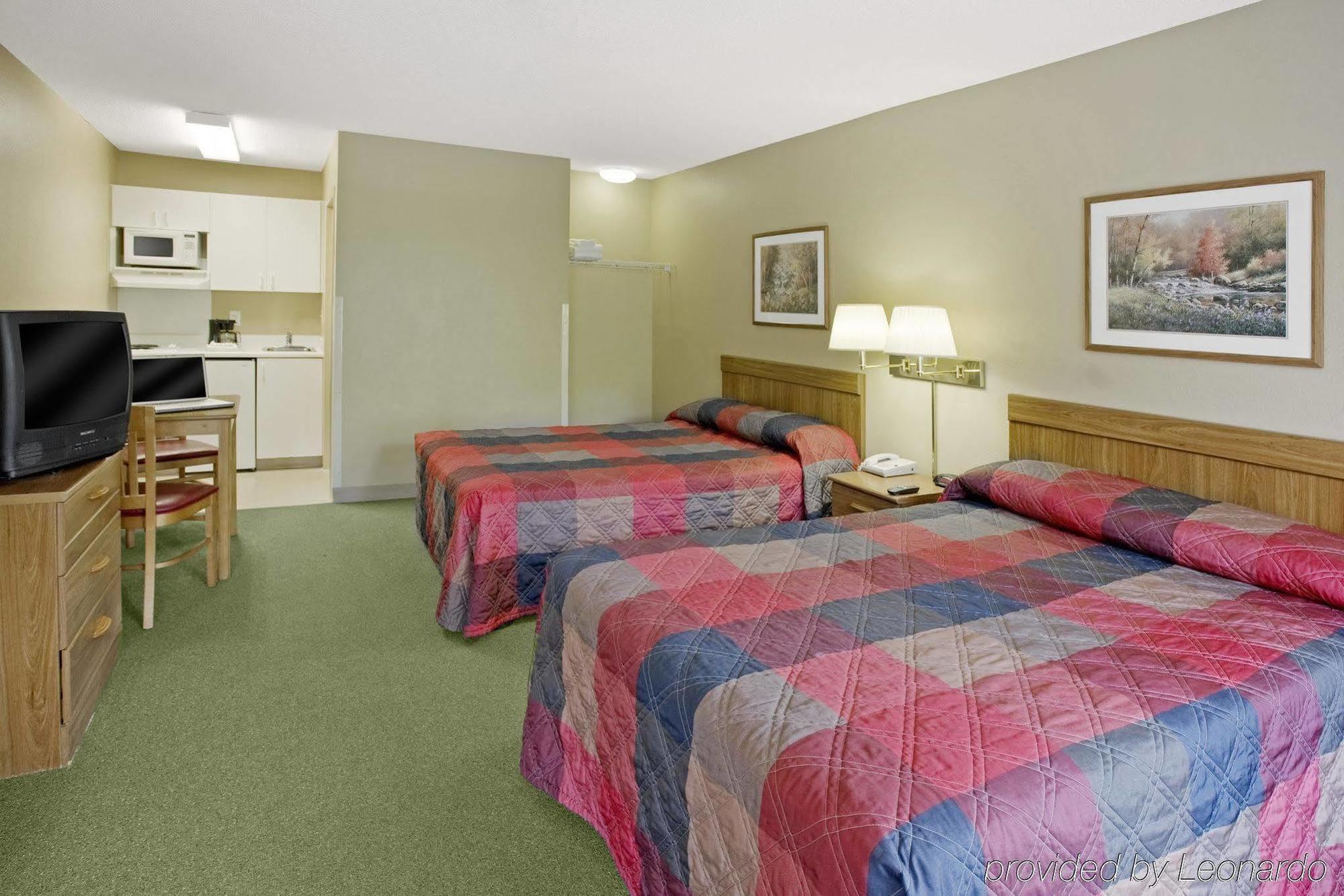 Hometowne By Red Roof - Northwest Motel 2*