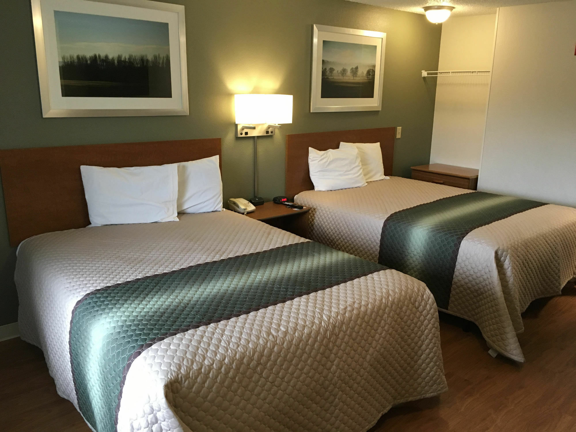 Hometowne By Red Roof - Northwest Motel 2*